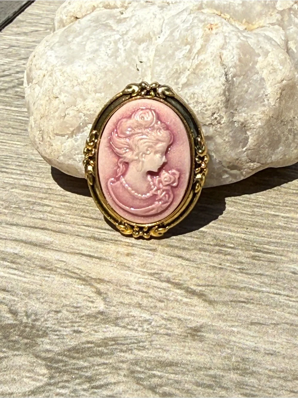 NWOT Vintage-style pink cameo brooch Victorian Raised Lady